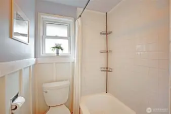 Main Floor bathtub/shower~
