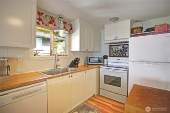 Full Kitchen w/ Wood Tops and Updated Appliances~