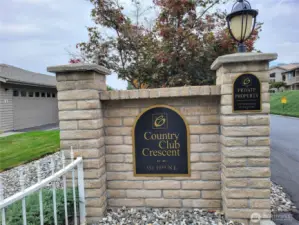 Country Club Crescent Entry