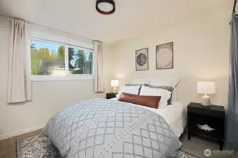 Guest room, also with a closet.