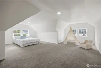 Very large upstairs bedroom / bonus room