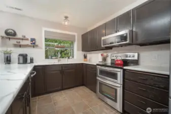 Beautiful gourmet kitchen, updated appliances, quartz counters and eating space.