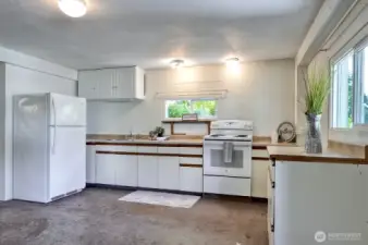 Full kitchen downstairs.