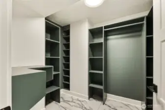 Owner's suite closet