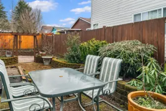 Al-fresco lounging alongside edible garden beds!