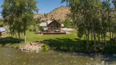 Beautiful home over looking Entiat River