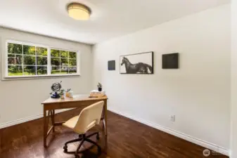 Bedroom or office? Your choice!