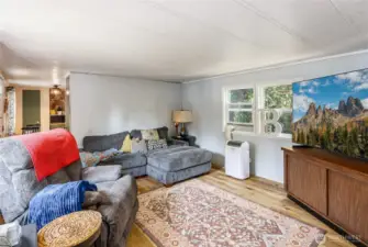 Sizeable living room area in the Manufactured home. Updated flooring, windows and paiting throught