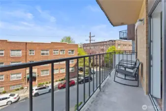 Private deck corner unit with Seattle Space Needle Views!