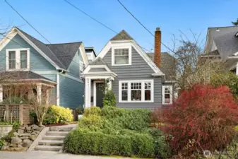Enchanting Storybook Cottage just blocks from vibrant Madrona shopping/eateries