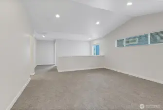 Large upstairs Bonus Room