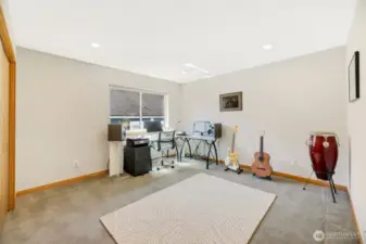 Generous sized 3rd bedroom. Bright and sunny with a South facing window.