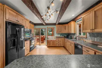 Kitchen with 2 ovens