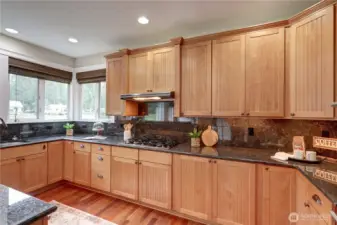 36" gas cooktop and under counter lighting.