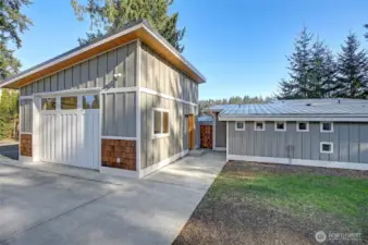 Detached, Finished and Heated Shop~