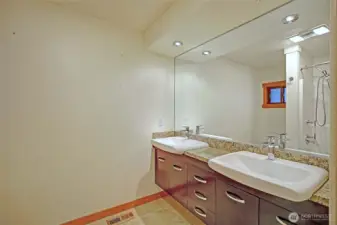 Main Bathroom w/ Dual Vanity~