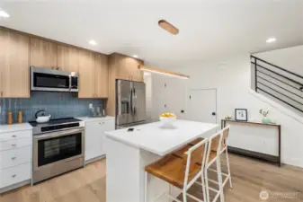 Breakfast bar with quartz top seats 3
