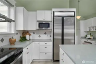 Built-in counter depth fridge freezer