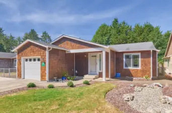 Comfortable 3 bed, 2 bath Surfside home, just a short stroll to the beach and golf course — perfect for easy breezy Life at the Beach!