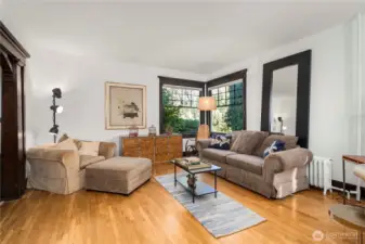 Hardwood floors, tall windows, 10ft ceilings