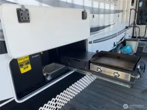 BlackStone pull-out stove with wash sink.