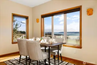 Look at that view! Dinner time can't come soon enough with a gathering space like this.