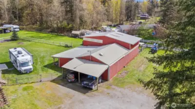 2484 sq ft shop/barn combo with 4 horse stalls, cross tie area and wash rack.