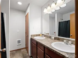 Upstairs Full Bathroom