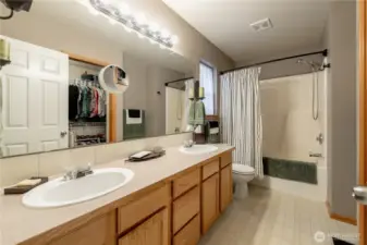 En Suite Bath complete w/Dual Sinks + WIC