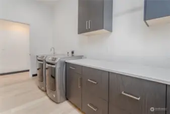 Utility/mud room connected to garage