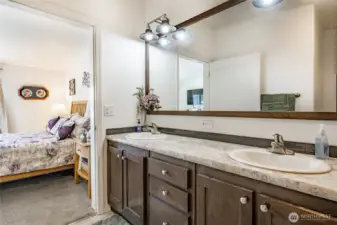Dual sink vanity in primary bathroom
