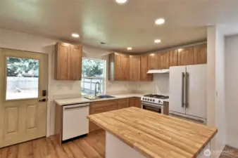 Brand new kitchen with high end cabinets and appliances