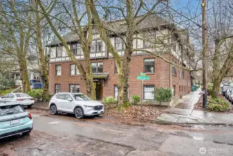 Location, location, location.. Steps to restaurants, salons, shopping such as Monsoon, Macrena Bakery, Zeeks Pizza, Aveda, Rocket Taco and so much more