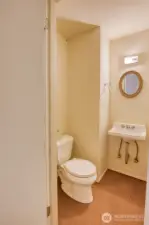 Basement 1/2 Bathroom