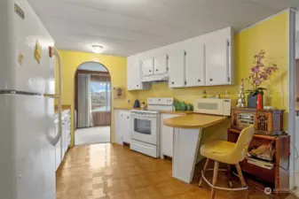 Bright kit with breakfast bar & lots of cabinets.