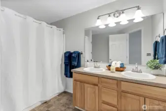 Full bath in primary bedroom