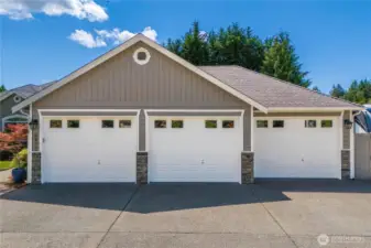 Oversized 3-car garage spans 1,032 sqft!