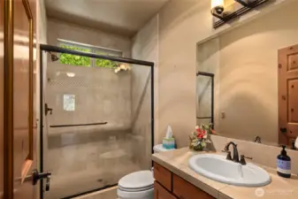 Mainfloor bath