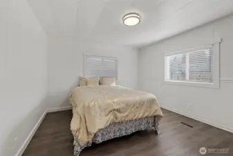 Primary bedroom w/ensuite bath