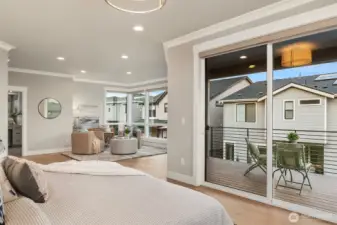 Oversized & Sumptuous, Seatting Area could be extra Office or Workout