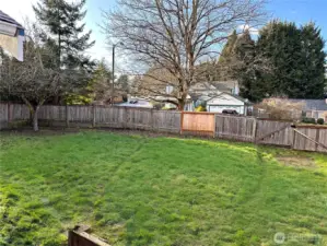 Huge corner lot, gate for RV parking