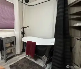 Claw foot tub
