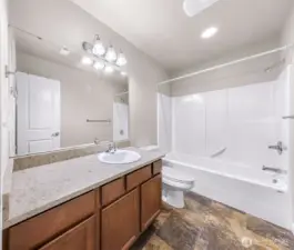 Upstairs Full Bathroom