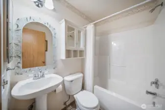 Secondary bath with pedestal sink