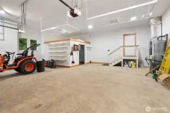 Oversized garage w/bonus space