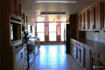 large kitchen w/plenty of cabinetry & space