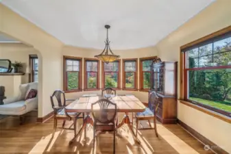 With lots of windows, this airy room is filled with natural light and offers stunning views of the surrounding landscape & creek, creating a peaceful and inviting atmosphere.