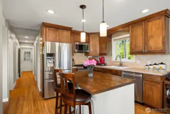 Kitchen w movable Island space