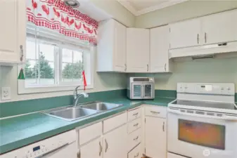 And: more cabinets.