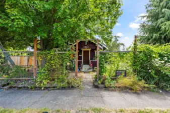 Lovely street view of this turn of the century craftsman